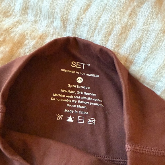 Set Active. Brown Sports Bra and Shorts Set. BOTH SIZE XS AS A SET - Picture 2 of 4